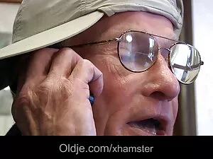 نگران بانوی پیر با س ...